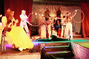 Akrobatikszene im Zirkus Yokohama