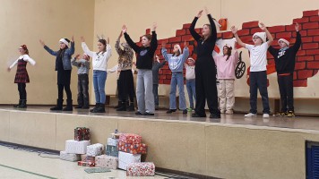 Die Klasse führt einen weihnachtlichen Tanz auf.